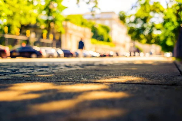 Lato Mieście Samochody Zaparkowane Pustej Ulicy Widok Bliska — Zdjęcie stockowe