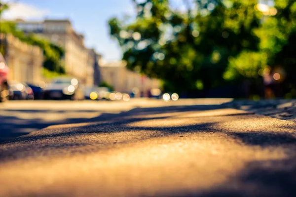 街中の夏通りを走る車 — ストック写真