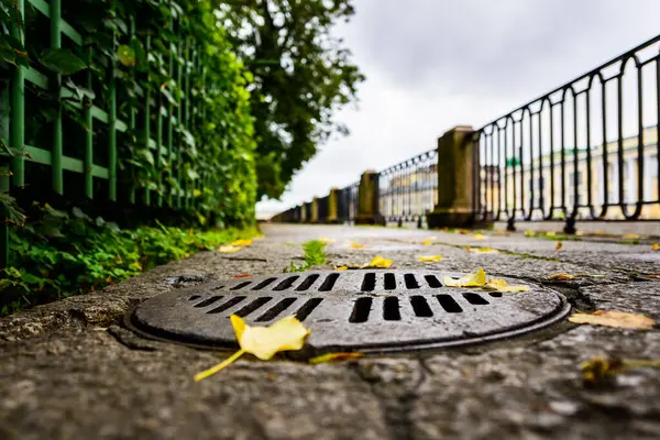 市内の雨の秋の日 川の近くの公園内の路地 — ストック写真