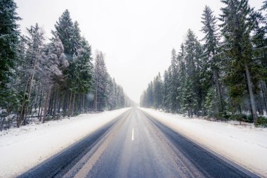 Kar yağışı sırasında boş kış yolu