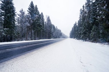 Kar yağışı sırasında boş kış yolu
