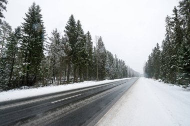 Kar yağışı sırasında boş kış yolu