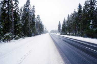 Kar yağışı sırasında boş kış yolu