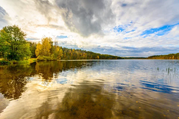 Tramonto Nel Cielo Nuvoloso Sul Lago Della Foresta Vista Dalla — Foto Stock