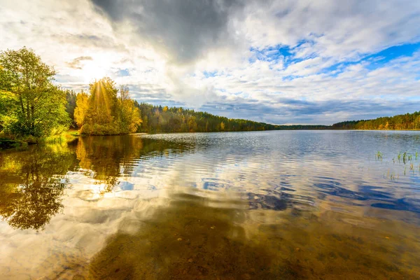 Tramonto Nel Cielo Nuvoloso Sul Lago Della Foresta Vista Dalla — Foto Stock