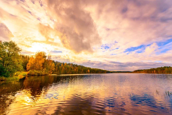 Pôr Sol Céu Nublado Sobre Lago Floresta Vista Costa Imagem De Stock