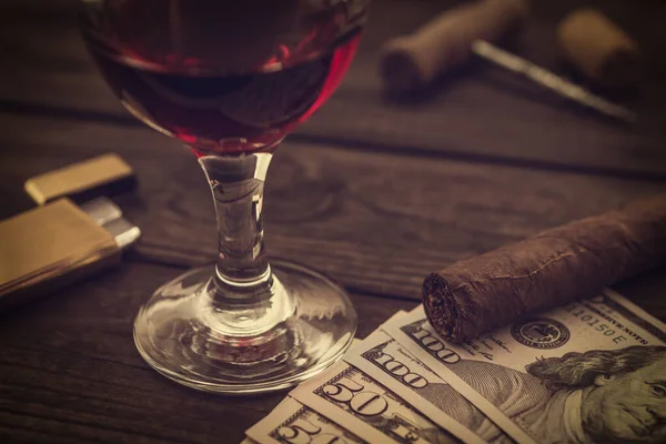 Glas Rotwein Mit Geld Und Kubanische Zigarre Mit Korkenzieher — Stockfoto