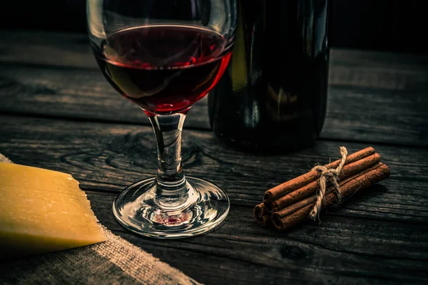 赤ワインとパルメザンチーズのグラスと赤ワインのボトル — ストック写真