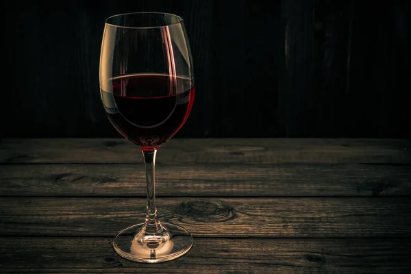 Ein Glas Rotwein Auf Einem Alten Holztisch Nahsicht — Stockfoto