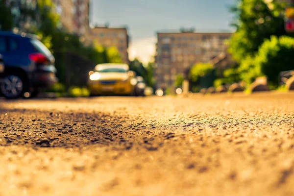 市内の晴れた日 駐車車と市内中庭の道路 — ストック写真