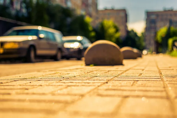Słoneczny Dzień Mieście Droga Dziedzińcu Miasta Zaparkowanymi Samochodami — Zdjęcie stockowe