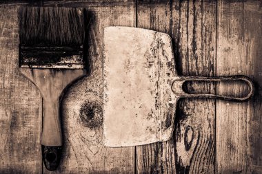 Eski boya fırçası ve eski ahşap masanın üzerindeki spatula maviyle kaplıydı.