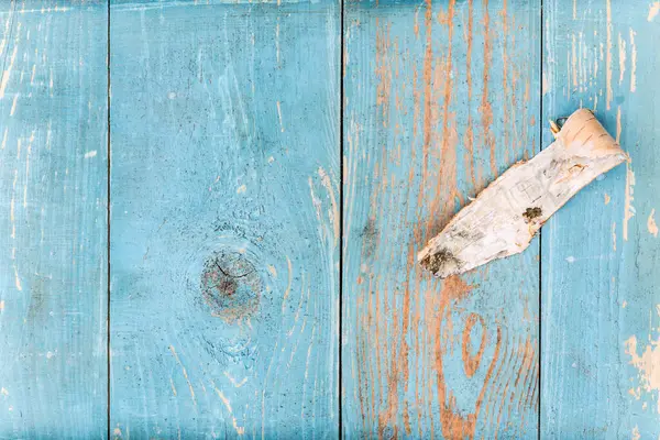 Corteza Abedul Una Vieja Mesa Madera Cubierta Con Pintura Azul — Foto de Stock