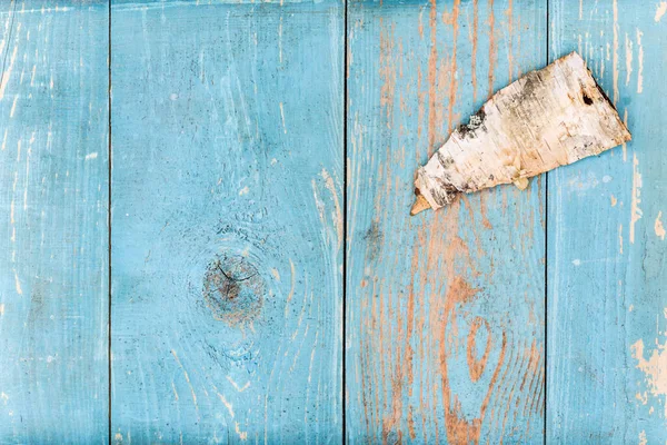 Corteza Abedul Una Vieja Mesa Madera Cubierta Con Pintura Azul — Foto de Stock