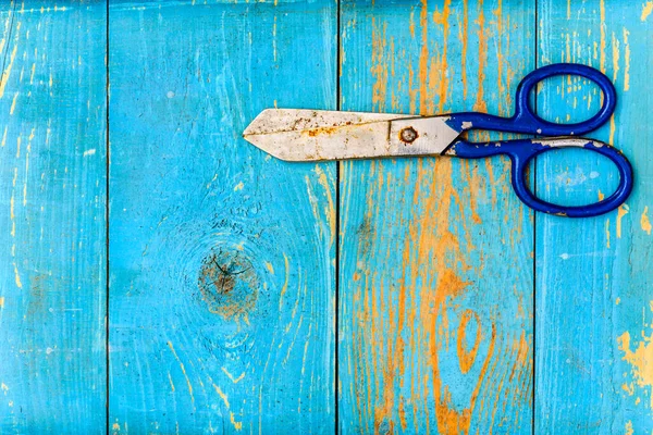 Rusty Stare Nożyczki Starym Drewnianym Stole Pokryte Niebieską Farbą — Zdjęcie stockowe