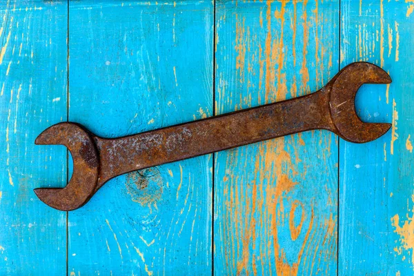 Clé Rouillée Ancienne Sur Une Vieille Table Bois Recouverte Peinture — Photo