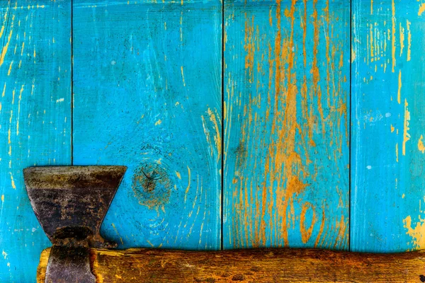 Zardzewiały Stary Topór Starym Drewnianym Stole Pokryty Niebieską Farbą — Zdjęcie stockowe