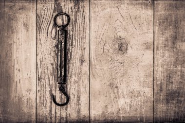 Eski ahşap masanın üzerinde mavi boyayla kaplanmış kadim çelik deposu..