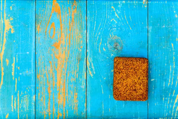 Gąbka Korkowa Starym Drewnianym Stole Pokryta Niebieską Farbą — Zdjęcie stockowe