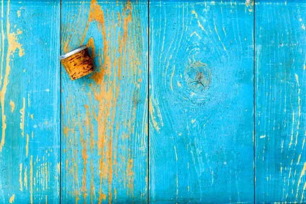 Korek Starym Drewnianym Stole Pokryty Niebieską Farbą Widok Góry — Zdjęcie stockowe