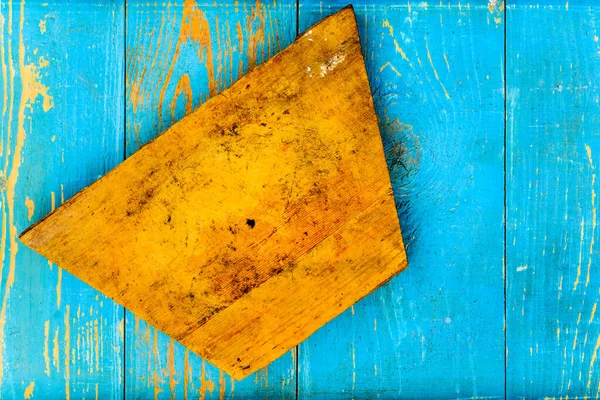 Brudna Deska Tnąca Stary Drewniany Stół Pokryty Niebieską Farbą — Zdjęcie stockowe