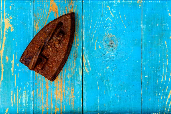 Rusty Starożytne Ubrania Żelaza Starym Drewnianym Stole — Zdjęcie stockowe