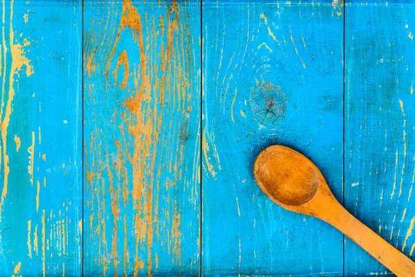 Drewniana Łyżka Starym Drewnianym Stole Pokryta Niebieską Farbą — Zdjęcie stockowe