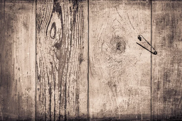 Starożytna Zardzewiała Agrafka Starym Drewnianym Stole — Zdjęcie stockowe