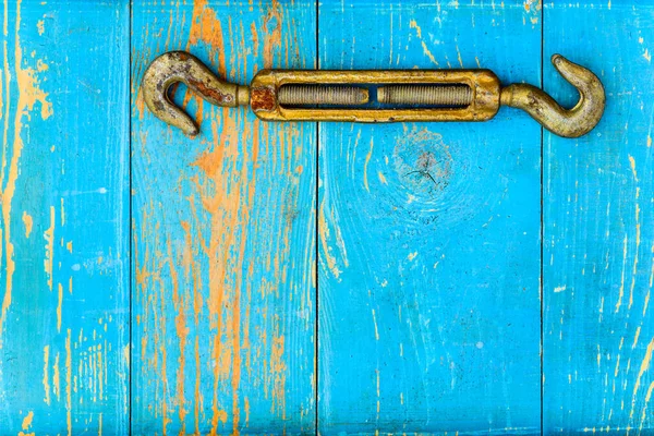 Rusty Podwójny Hak Starym Drewnianym Stole Pokrytym Niebieską Farbą — Zdjęcie stockowe