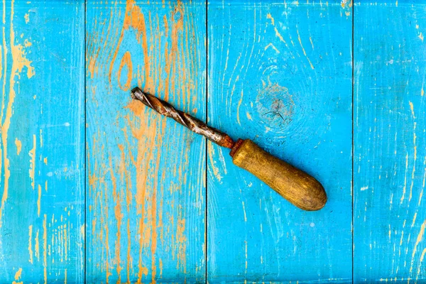 Rusty Ręczna Wiertarka Starym Drewnianym Stole Pokryta Niebieską Farbą — Zdjęcie stockowe