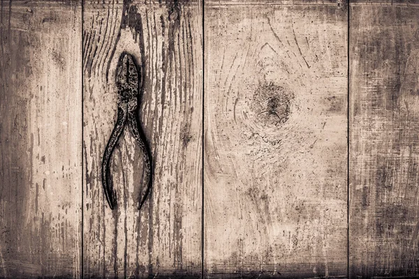 Rusty Starożytne Zamknięte Szczypce Starym Drewnianym Stole — Zdjęcie stockowe