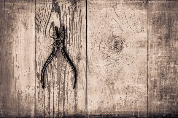 Zardzewiałe Starożytne Odkryte Szczypce Starym Drewnianym Stole — Zdjęcie stockowe