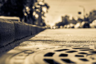 Şehirde yaz, yayalar cadde boyunca yürüyor. 