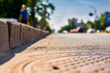 Şehirde bir yaz, arabalar boş bir caddeye park edilmiş. Görüntüyü kapat