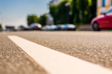 Şehirde bir yaz, arabalar boş bir caddeye park edilmiş. Görüntüyü kapat