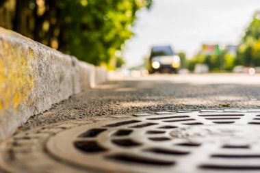Şehirde bir yaz, boş bir sokak. Görüntüyü kapat