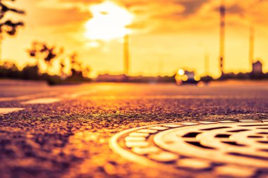 Şehirde gün batımı, otoyolda yaklaşan minibüs. Kapat.