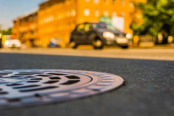 街中の夏通りを走る車 — ストック写真