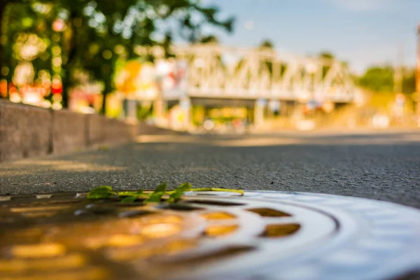 Lato Mieście Samochód Rower Jazdy Pustej Ulicy — Zdjęcie stockowe