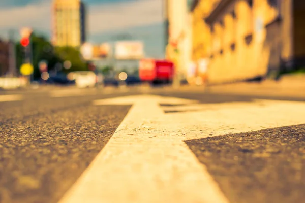 街中の夏通りを走る車 — ストック写真