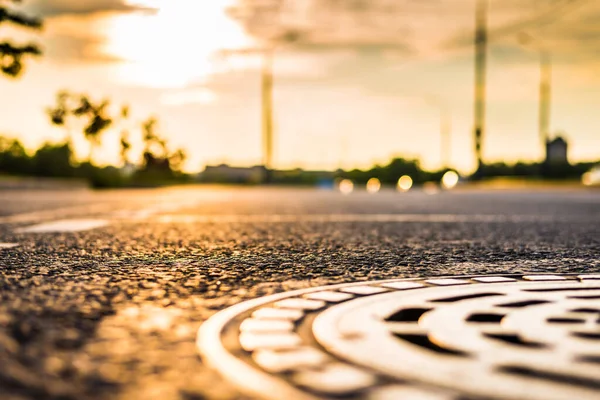 街の夕日 高速道路の接近バン 閉じろ — ストック写真