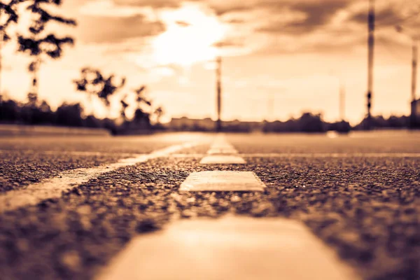 Zonsondergang Stad Het Naderende Busje Snelweg Sluiten — Stockfoto