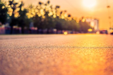 Şehirde gün batımı, otoyolda yaklaşan minibüs. Kapat.