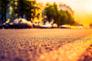 Şehirde gün batımı, otoyolda yaklaşan minibüs. Kapat.