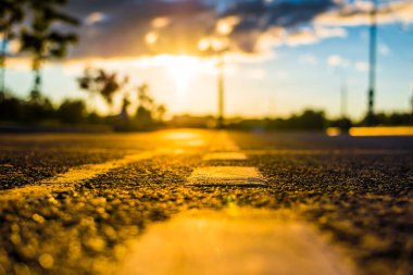 Yağmurdan sonra gün batımı, boş otoyol. Görüntüyü kapat