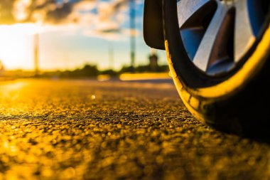 Yağmurdan sonra gün batımı, boş otoyol. Görüntüyü kapat