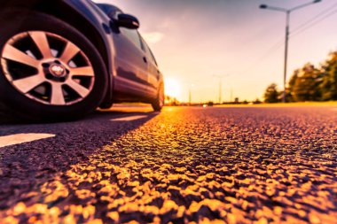 Kırsalda gün batımı, boş otoyol. 