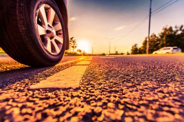 Kırsalda gün batımı, otoyolda araba yarışı..