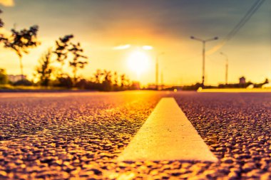 Kırsalda gün batımı, boş otoyol.