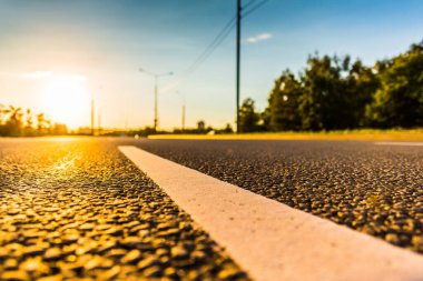 Kırsalda gün batımı, boş otoyol. 